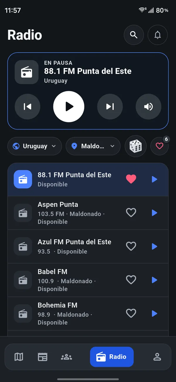Pantalla Radio con emisoras de ejemplo, en modo oscuro.